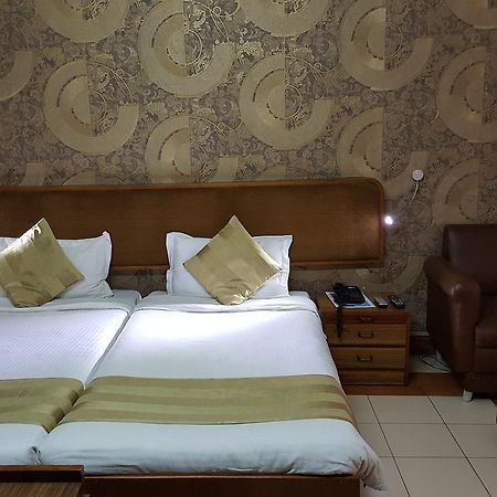 Oyo 15791 Flagship Hotel Executive Hazratganj ラクナウ エクステリア 写真