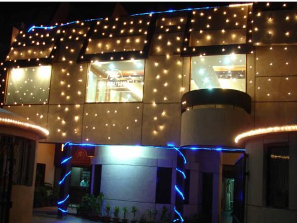 Oyo 15791 Flagship Hotel Executive Hazratganj ラクナウ エクステリア 写真