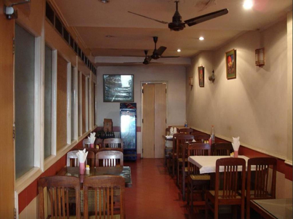 Oyo 15791 Flagship Hotel Executive Hazratganj ラクナウ エクステリア 写真