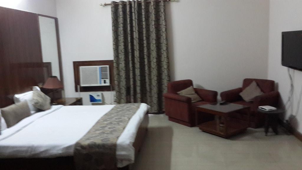 Oyo 15791 Flagship Hotel Executive Hazratganj ラクナウ エクステリア 写真