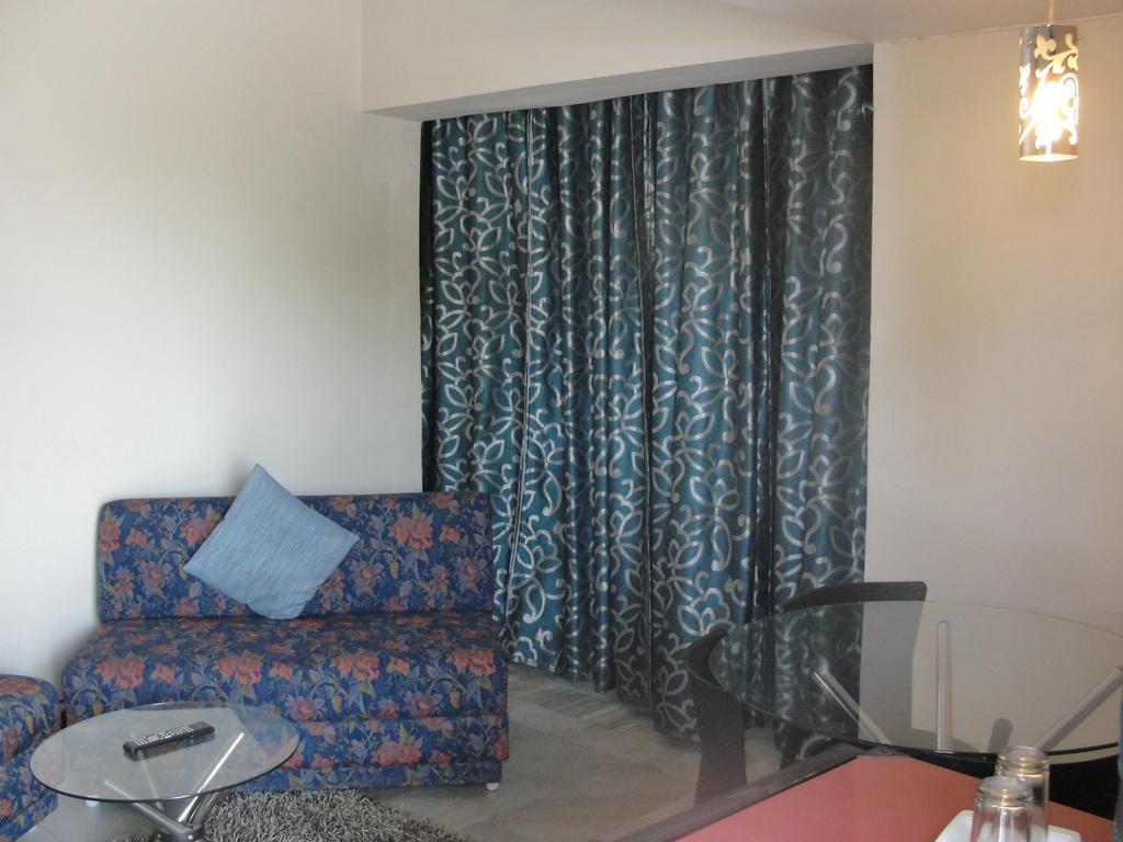Oyo 15791 Flagship Hotel Executive Hazratganj ラクナウ エクステリア 写真