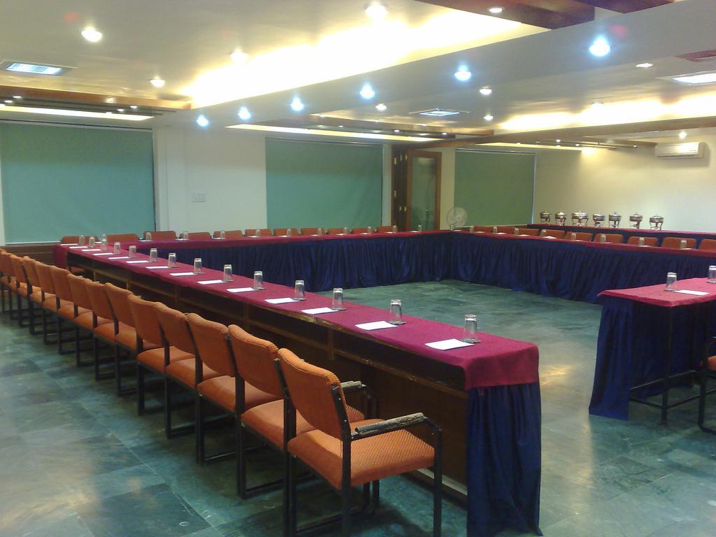 Oyo 15791 Flagship Hotel Executive Hazratganj ラクナウ エクステリア 写真