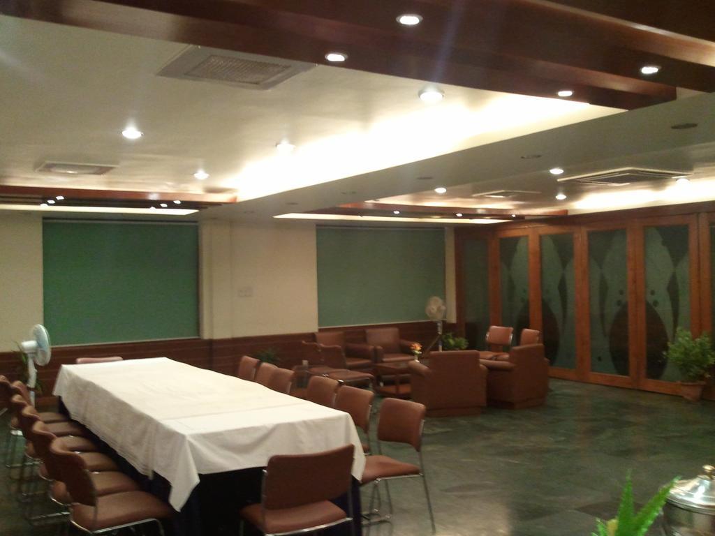 Oyo 15791 Flagship Hotel Executive Hazratganj ラクナウ エクステリア 写真