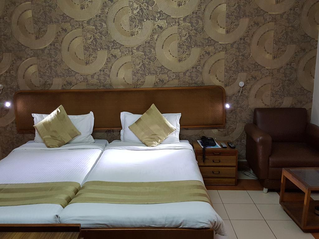 Oyo 15791 Flagship Hotel Executive Hazratganj ラクナウ エクステリア 写真