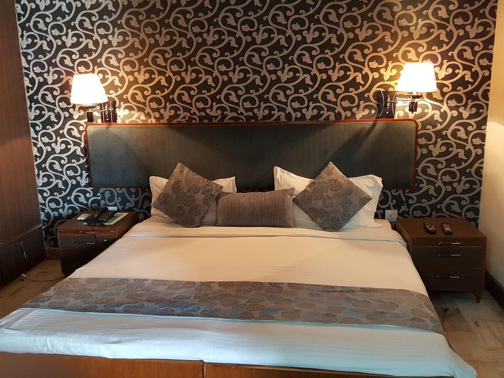 Oyo 15791 Flagship Hotel Executive Hazratganj ラクナウ エクステリア 写真