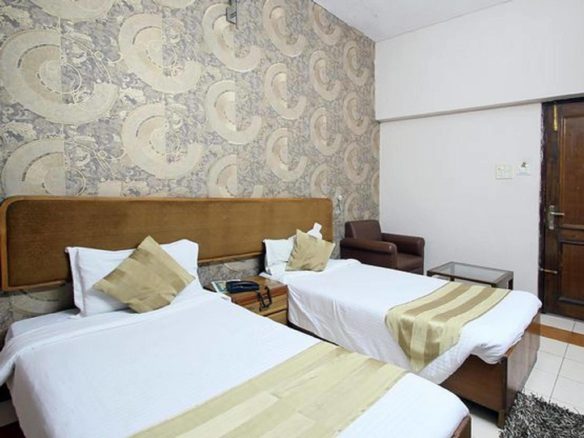 Oyo 15791 Flagship Hotel Executive Hazratganj ラクナウ エクステリア 写真
