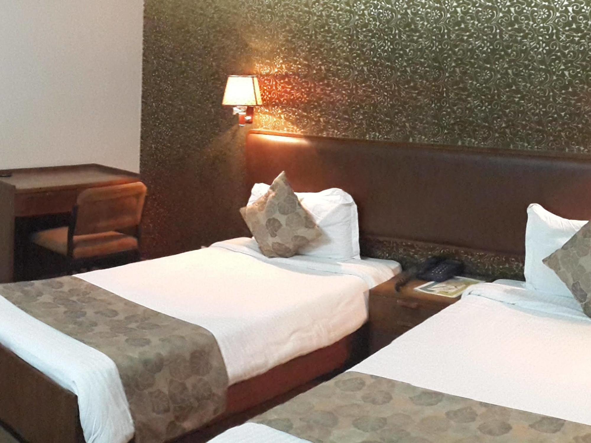 Oyo 15791 Flagship Hotel Executive Hazratganj ラクナウ エクステリア 写真